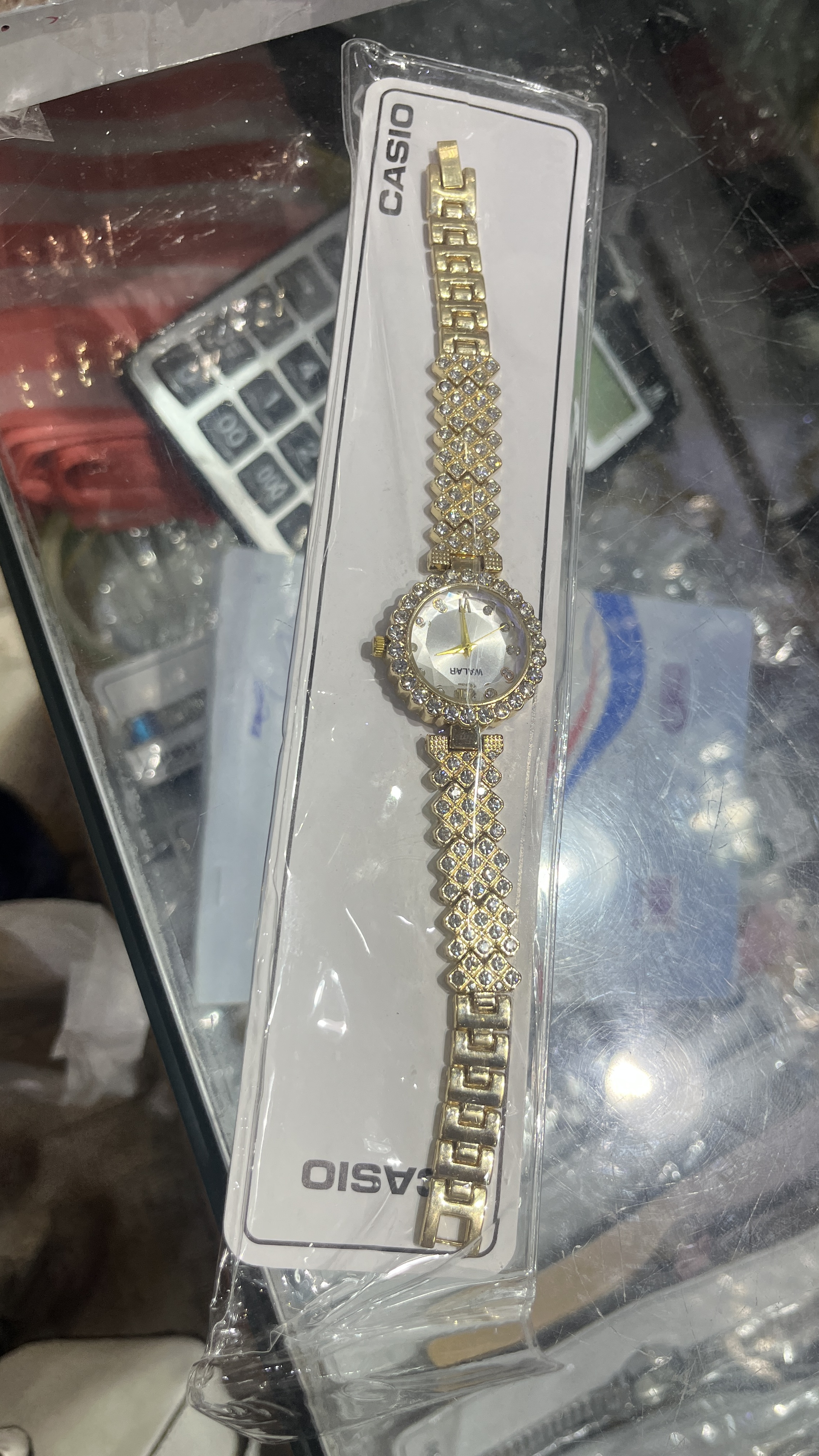 ساعت نگیندار طلایی
